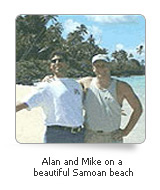Alan und Mike auf einem Samoa-Inseln Strand